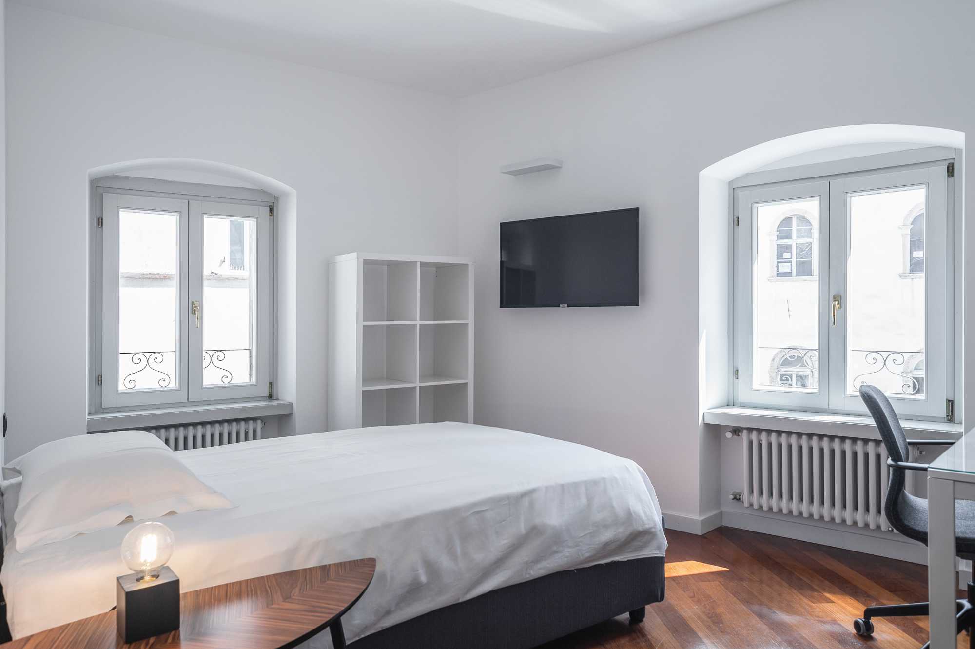 STUDIOSUITE_stanza singola 2_letto-tv-libreria_piano 3