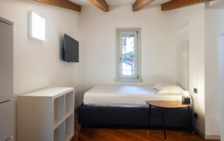 STUDIOSUITE_stanza singola 3_letto-tv-libreria_piano 4 STUDIOSUITE_stanza singola 3_letto-tv-libreria_piano 4