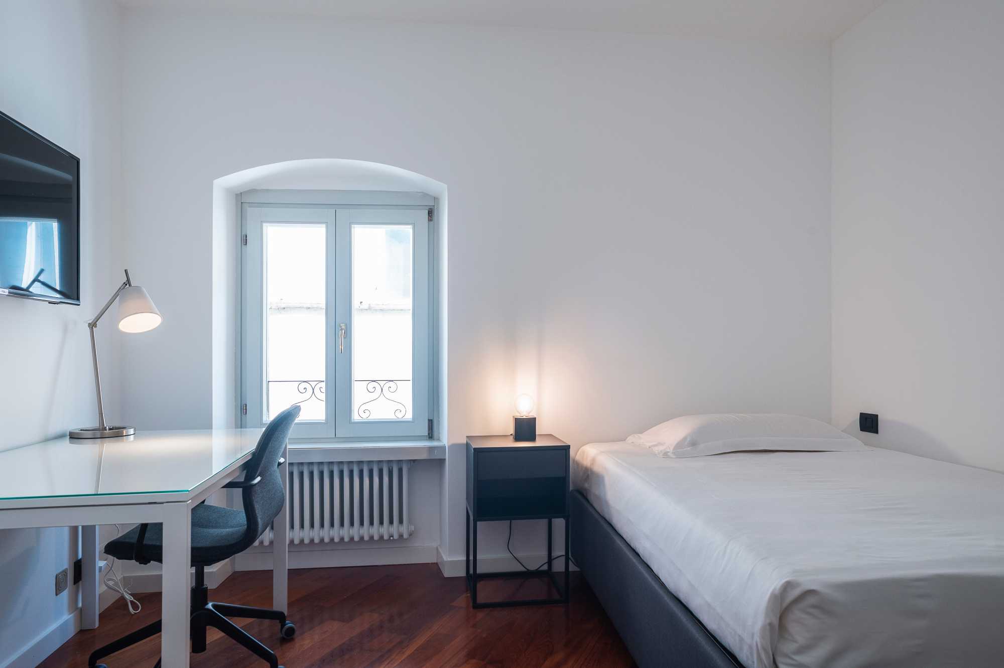 STUDIOSUITE_stanza singola 3_scrivania-letto-tv_piano 3