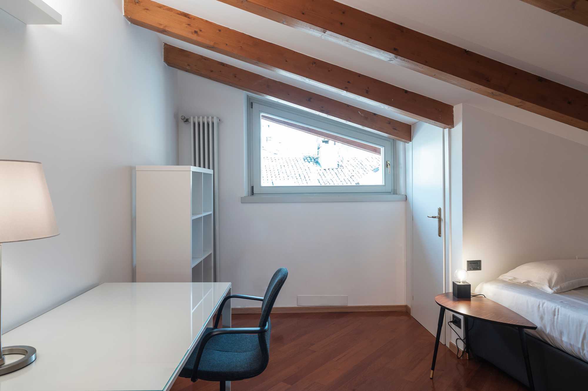 STUDIOSUITE_stanza singola 3_scrivania-libreria-letto_piano 4