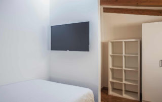 STUDIOSUITE_stanza singola 4_tv-libreria_piano 4 STUDIOSUITE_stanza singola 4_tv-libreria_piano 4
