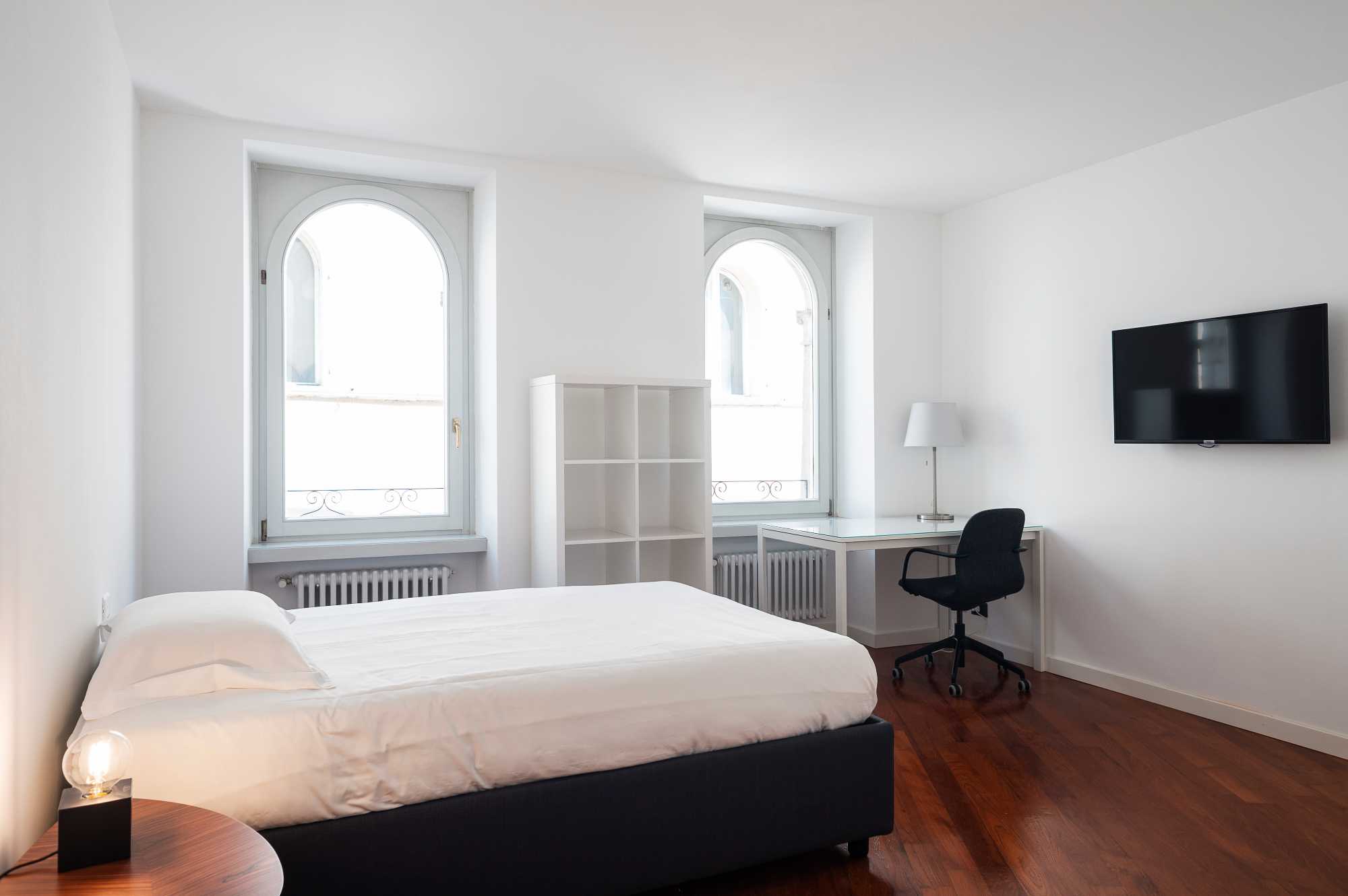 STUDIOSUITE_stanza singola 5_scrivania-letto-tv-libreria_piano 3