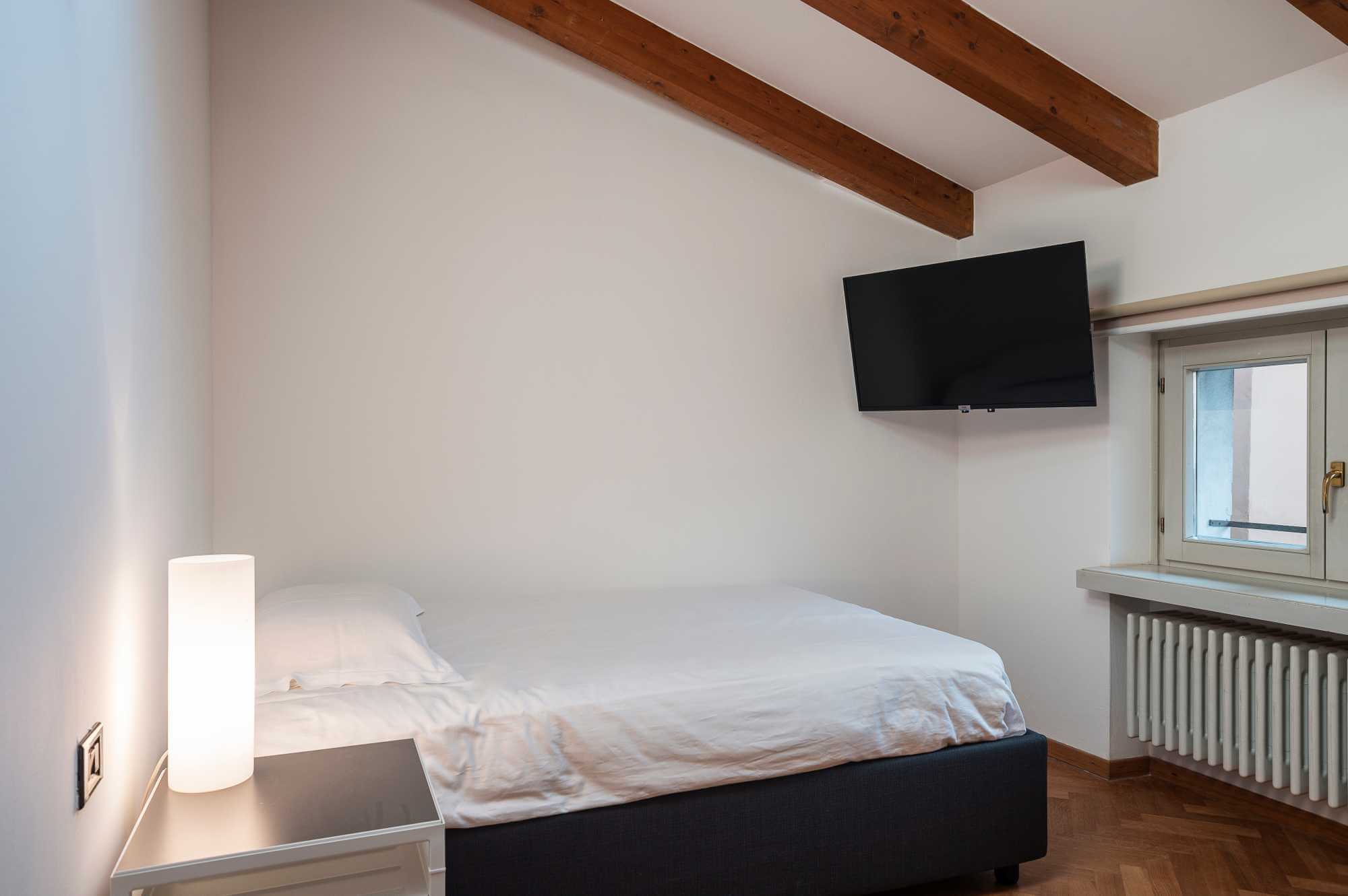 STUDIOSUITE_stanza singola 6_letto-tv_piano 4
