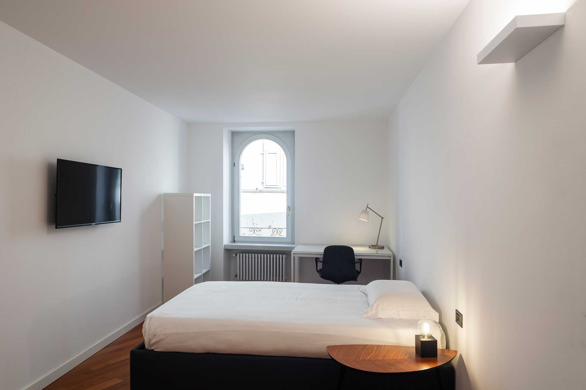 STUDIOSUITE_stanza singola 6_scrivania-letto-tv-libreria_piano 3